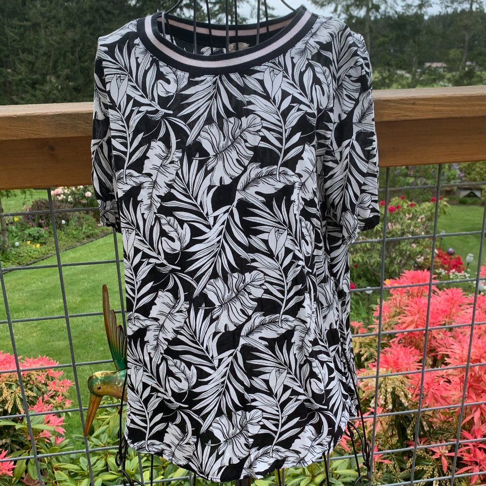 Hollister Ladies size XS Black & White Leaf Pattern Pullover Blouse